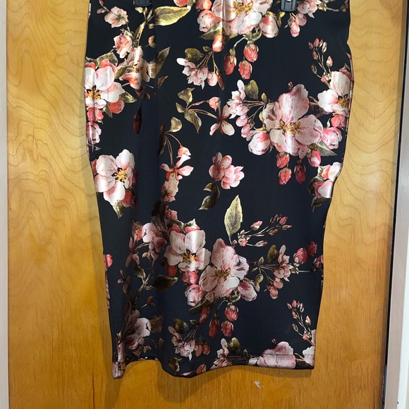 Perfect for the holiday! Really cute skirt - Picture 3 of 6